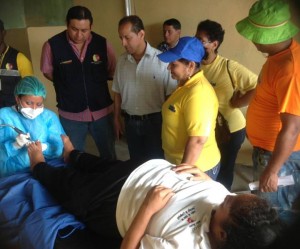 Asambleísta Valle observando trabajo de brigadas de salud en Feria Sectorial