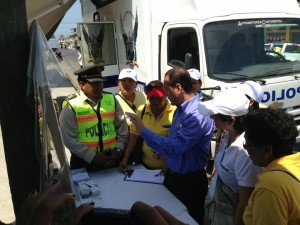 Asambleísta Valle resolviendo interrogantes en Carpa de Policía Nacional