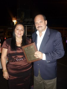 EL Asambleísta Carlos Bergmann, recibio una reconocimiento de parte de la La Asociación de Comerciantes Minoristas Floresmilo Mendoza Catagua de Tarqui