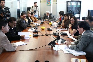 El presidente de la Comisión del Derecho a la Salud, Carlos Velasco, expresó que el tema debe ser analizado desde diversos puntos de vista, como por ejemplo la falta de atención en las clínicas a las personas que sufren accidentes de tránsito.