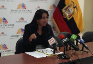 Fanny Uribe denunció presuntas irregularidades en Sta. Cruz, por contratación pública