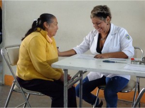 Dra. María José Carrión brindando atención médica