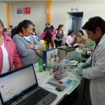Voluntarios realizando exámenes de laboratorio.